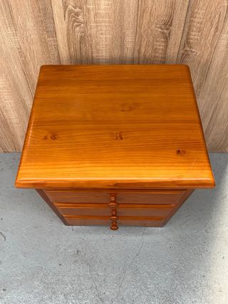 Dormitorio pino cabeceros y mesita