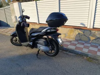 Honda SH300 Negra con Baúl