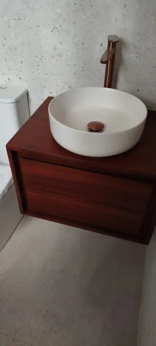 Mueble de lavabo Kave Home madera maciza de teka.