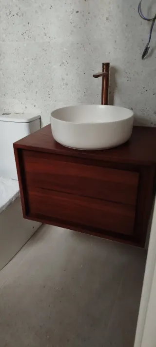 Mueble de lavabo Kave Home madera maciza de teka.