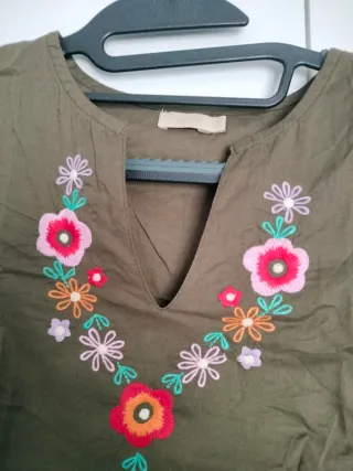 Vestido verde bordado floral