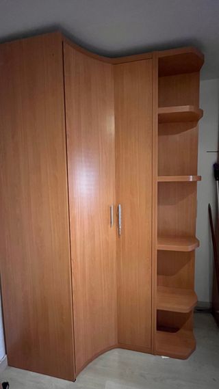 Armario de esquina de madera