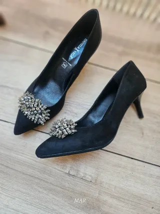 Zapatos de tacón Daniela Vega negros con pedrería