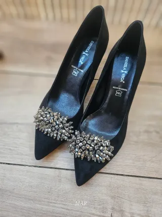 Zapatos de tacón Daniela Vega negros con pedrería