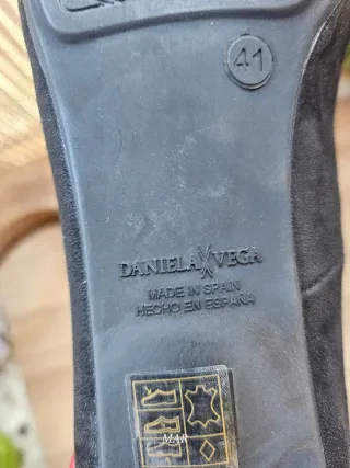 Zapatos de tacón Daniela Vega negros con pedrería