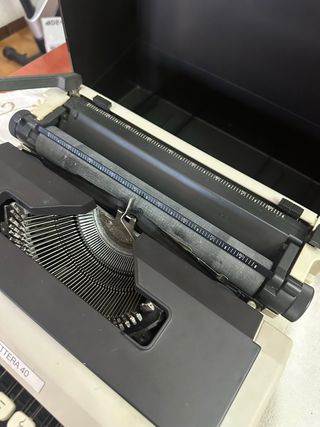 Máquina de escribir Olivetti Lettera 40