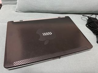 Ordenador portátil negro y plateado