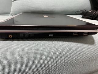 Ordenador portátil negro y plateado