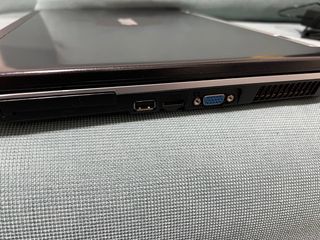 Ordenador portátil negro y plateado