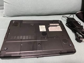 Ordenador portátil negro y plateado