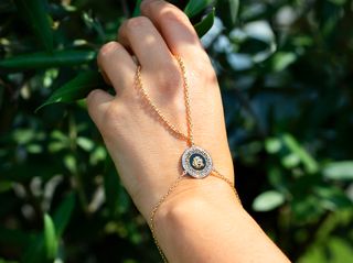 manita oro 18k con piedra