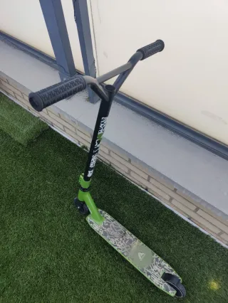 Patinete verde y negro