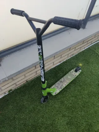 Patinete verde y negro