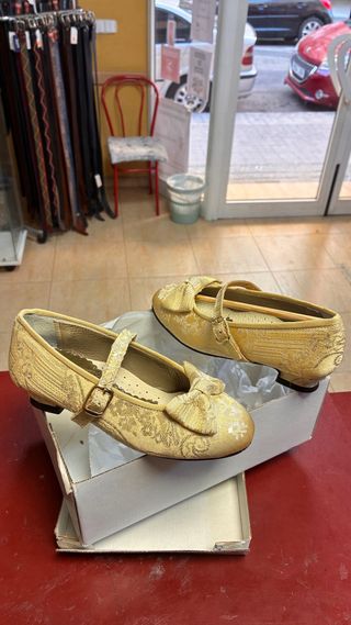 Zapatos de fallera niña dorados número 29