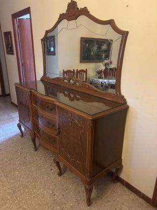 Mueble aparador antiguo con espejo