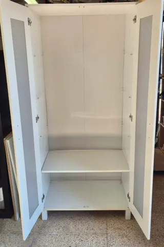 Armario Ikea con puertas de madera y plástico