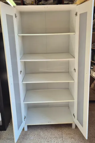 Armario Ikea con puertas de madera y plástico