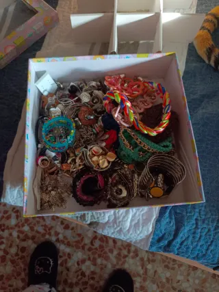 Caja de bisutería variada, no hago envíos