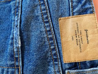 Falda vaquera desgastada