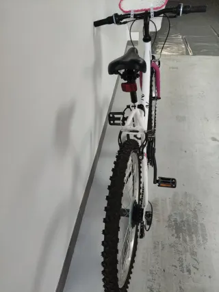 Bicicleta 24" niña blanca e rosa