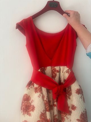 Vestido de fiesta rojo y beige