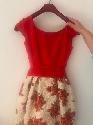 Vestido de fiesta rojo y beige