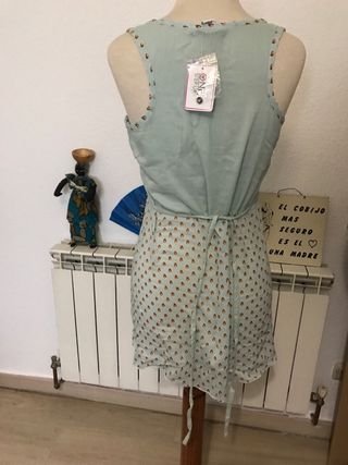 Vestido fino con etiqueta