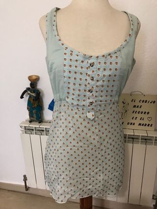 Vestido fino con etiqueta