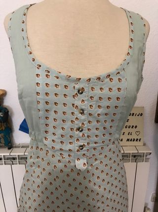 Vestido fino con etiqueta