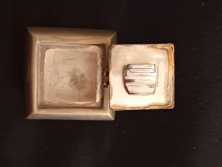 Cenicero antiguo de metal