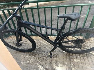 Bicicleta de montaña negra escott