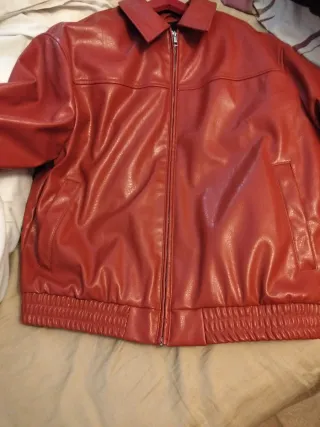 Chaqueta efecto piel bomber roja