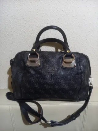 Bolso Guess Negro y Gris Monogram