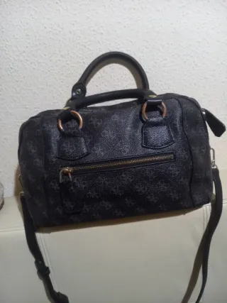 Bolso Guess Negro y Gris Monogram