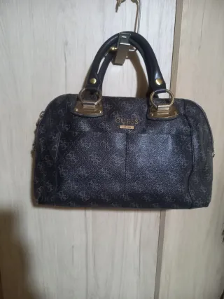 Bolso Guess Negro y Gris Monogram