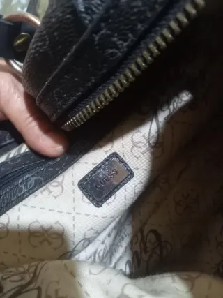 Bolso Guess Negro y Gris Monogram
