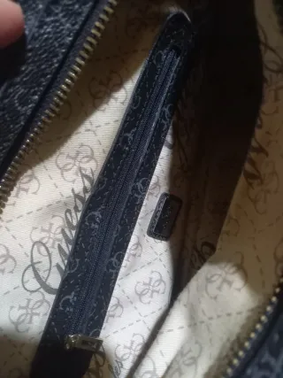 Bolso Guess Negro y Gris Monogram