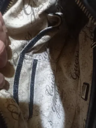 Bolso Guess Negro y Gris Monogram