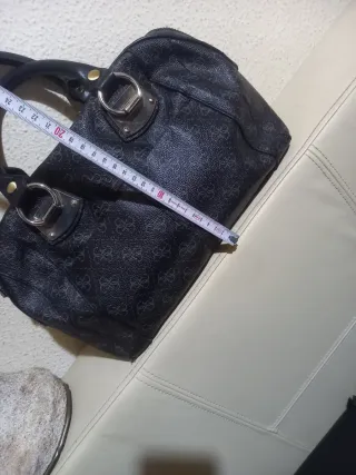 Bolso Guess Negro y Gris Monogram