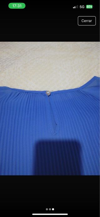 Blusa azul plisada