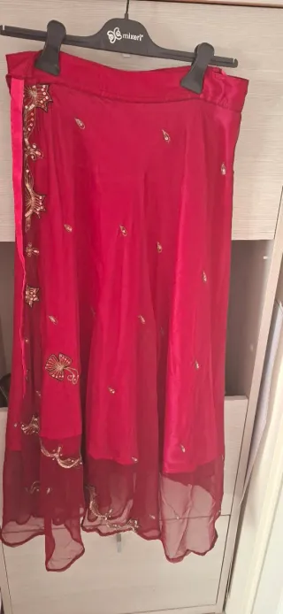 Gonna lunga etnica rossa con ricami argento