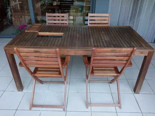Mesa y 4 sillas de jardín de madera
