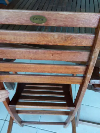 Mesa y 4 sillas de jardín de madera