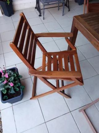 Mesa y 4 sillas de jardín de madera