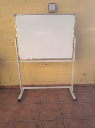 Pizarra Magnética Reversible con Soporte Metálico.