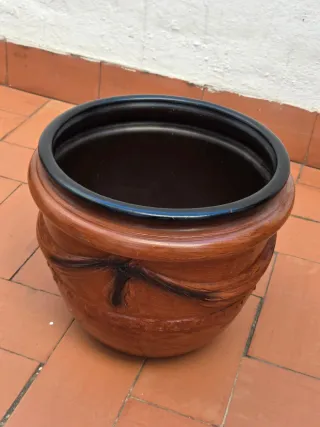 Macetero de terracota con borde negro