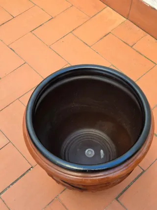 Macetero de terracota con borde negro