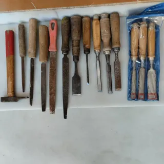 Escofina y formones para madera