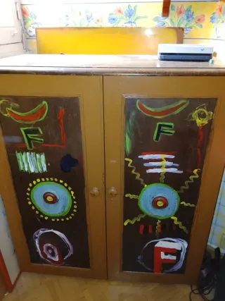 Cama plegable y mueble de madera