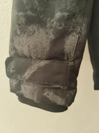 Cazadora H&M Negra con Diseño